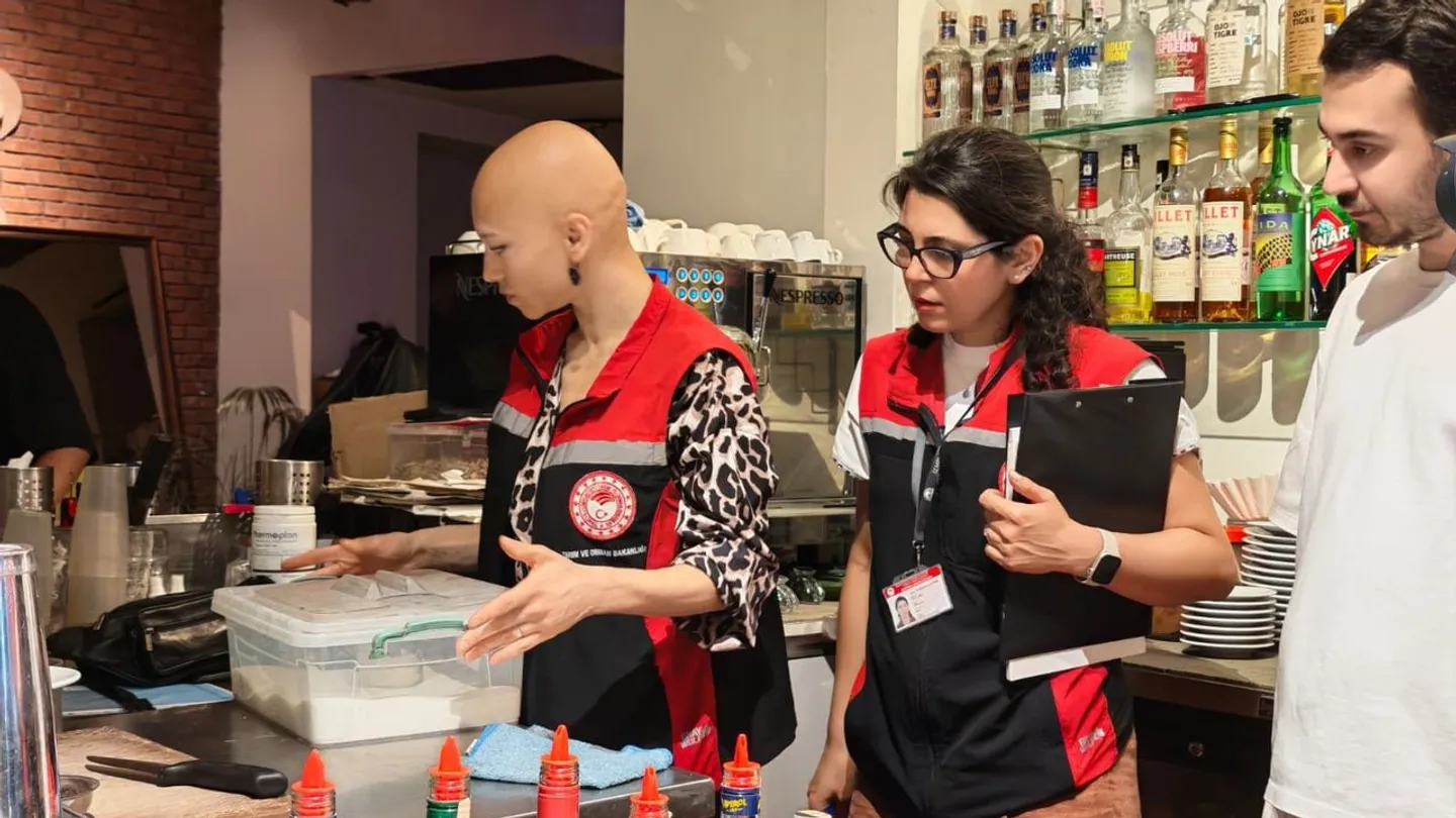 Bornova’da gece mesaisi: Güvenilir gıda için denetimler sürüyor