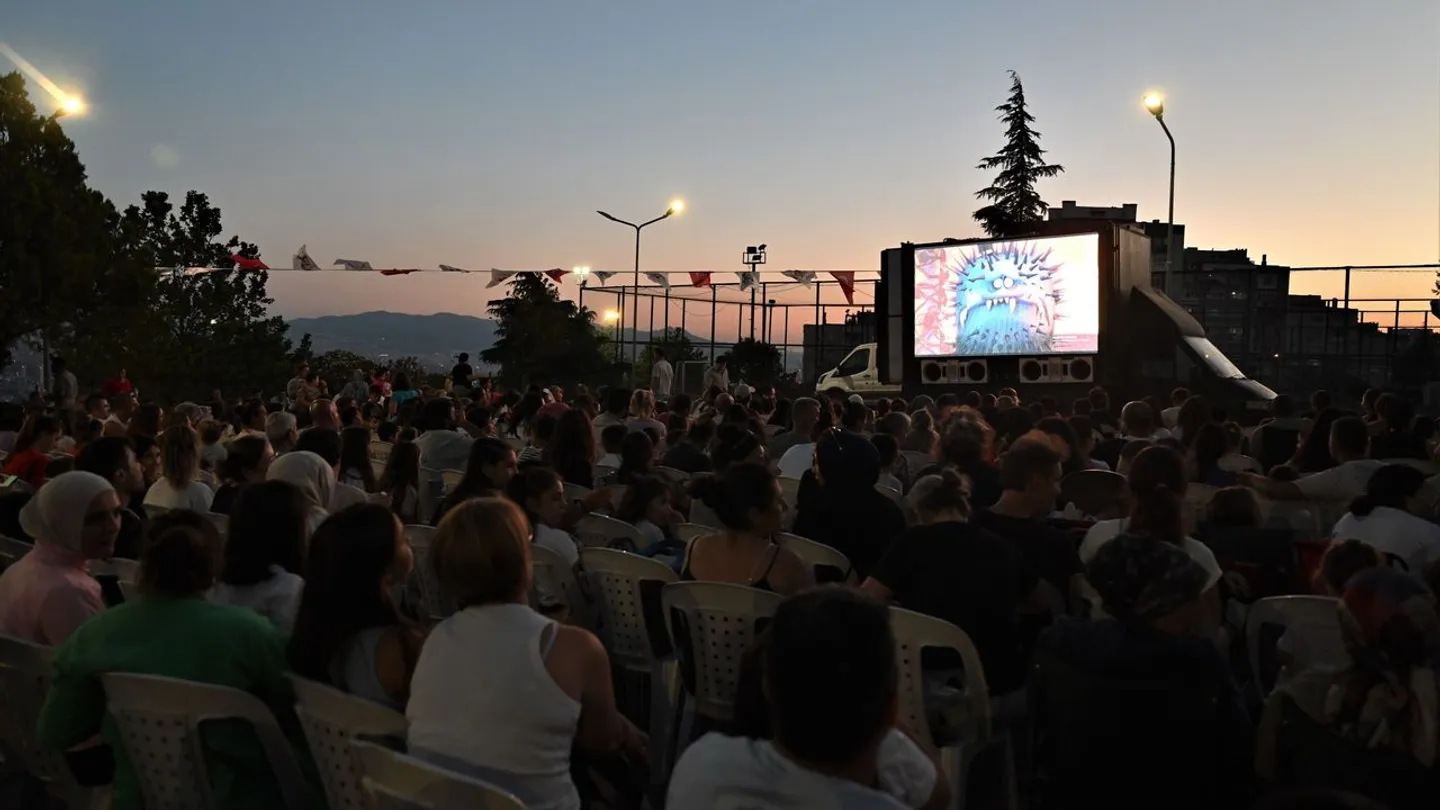Bornova’da açık hava sineması coşkusu: Yaz akşamları animasyonlarla renkleniyor