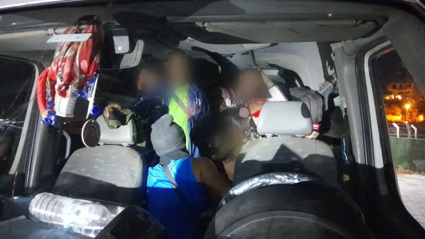 Seferihisar’da göçmen kaçakçılığı operasyonu! Araçtan 30 düzensiz göçmen çıktı
