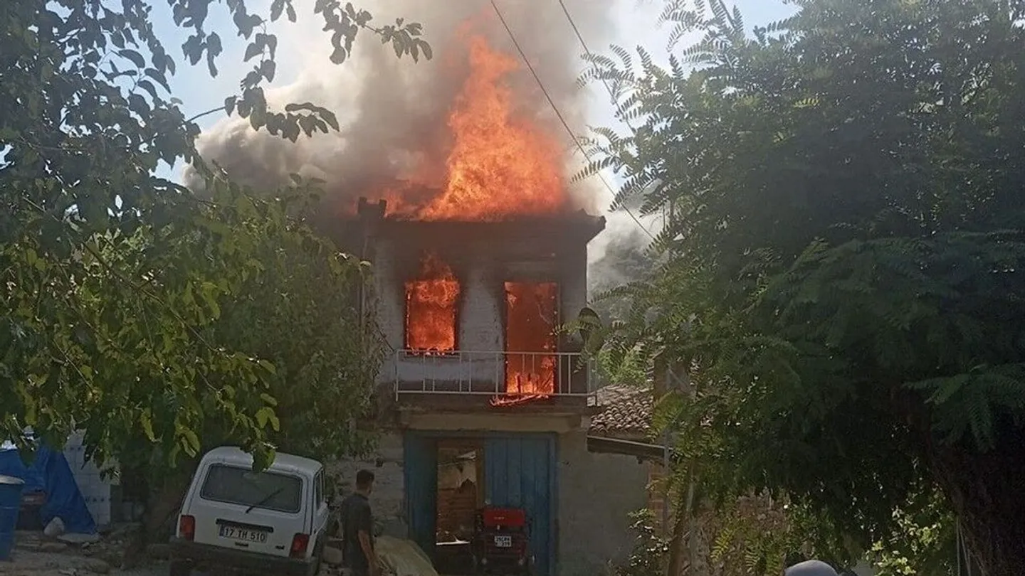 Bayındır'da Korku Dolu Anlar: Alevlerin Yuttuğu İki Katlı Ev Küle Döndü!