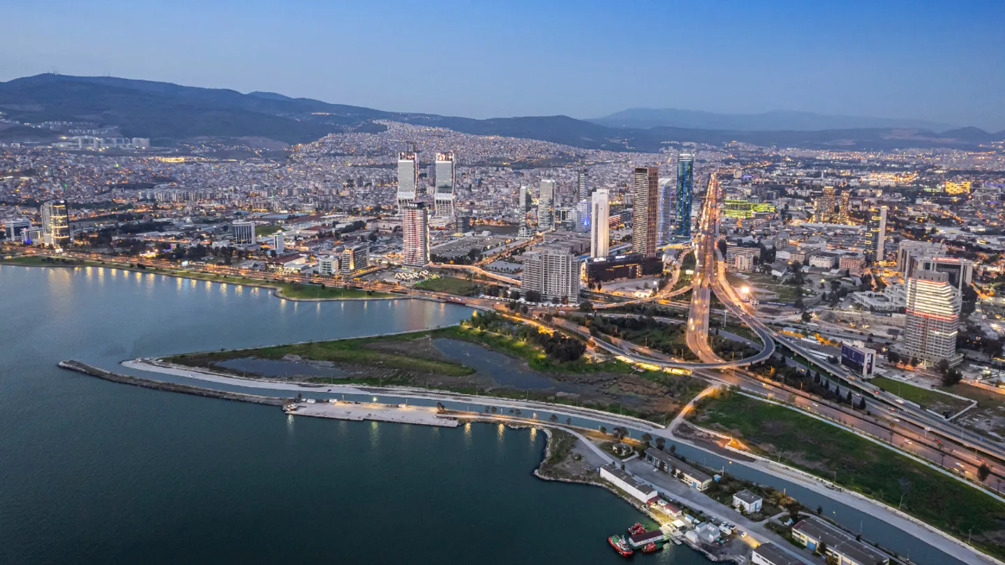 İzmir’de Arsa Yatırımı Tavan Yaptı: İşte Değerine Değer Katacak O Bölgeler!