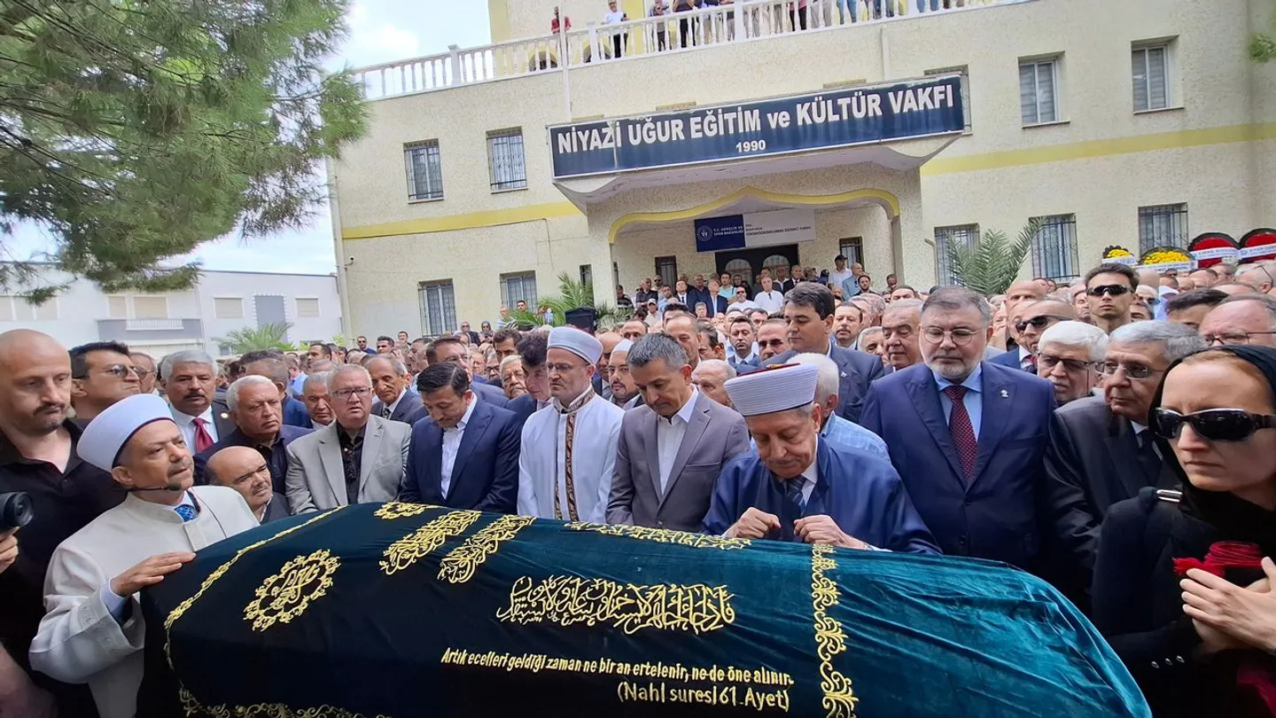 İzmir’in eski başkanı Burhan Özfatura son yolculuğuna uğurlandı