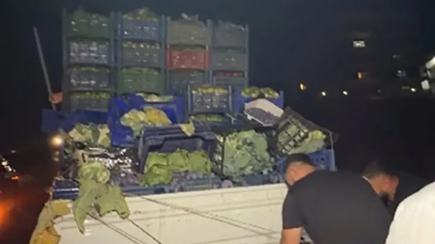 Menemen’de Yola Saçılan Sebze ve Meyveler İçin Seferber Oldular