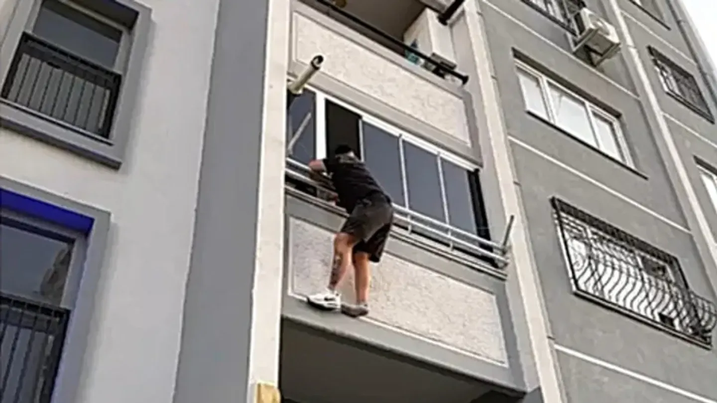 Karabağlar’da Nefes Kesen Operasyon: Balkondan Kaçmaya Çalışırken Yakalandı