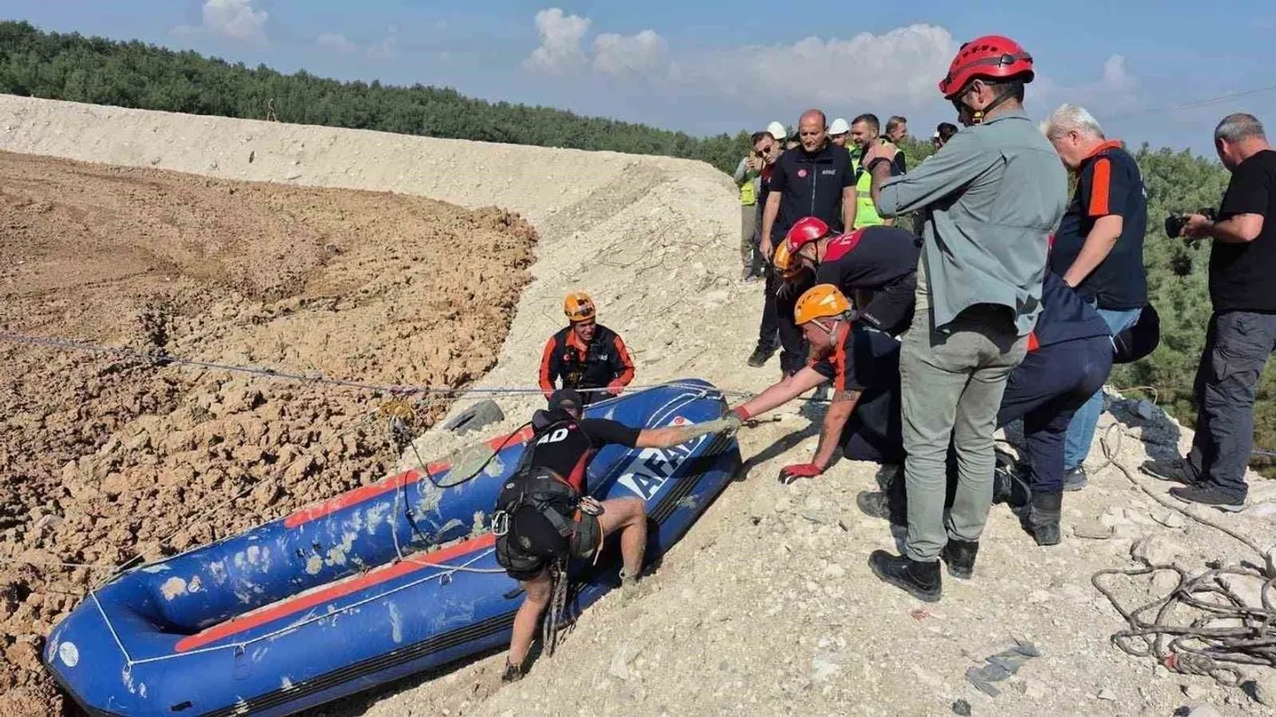 Buca’da çamur havuzuna düşen köpek için seferberlik! Ekipler zamanla yarıştı