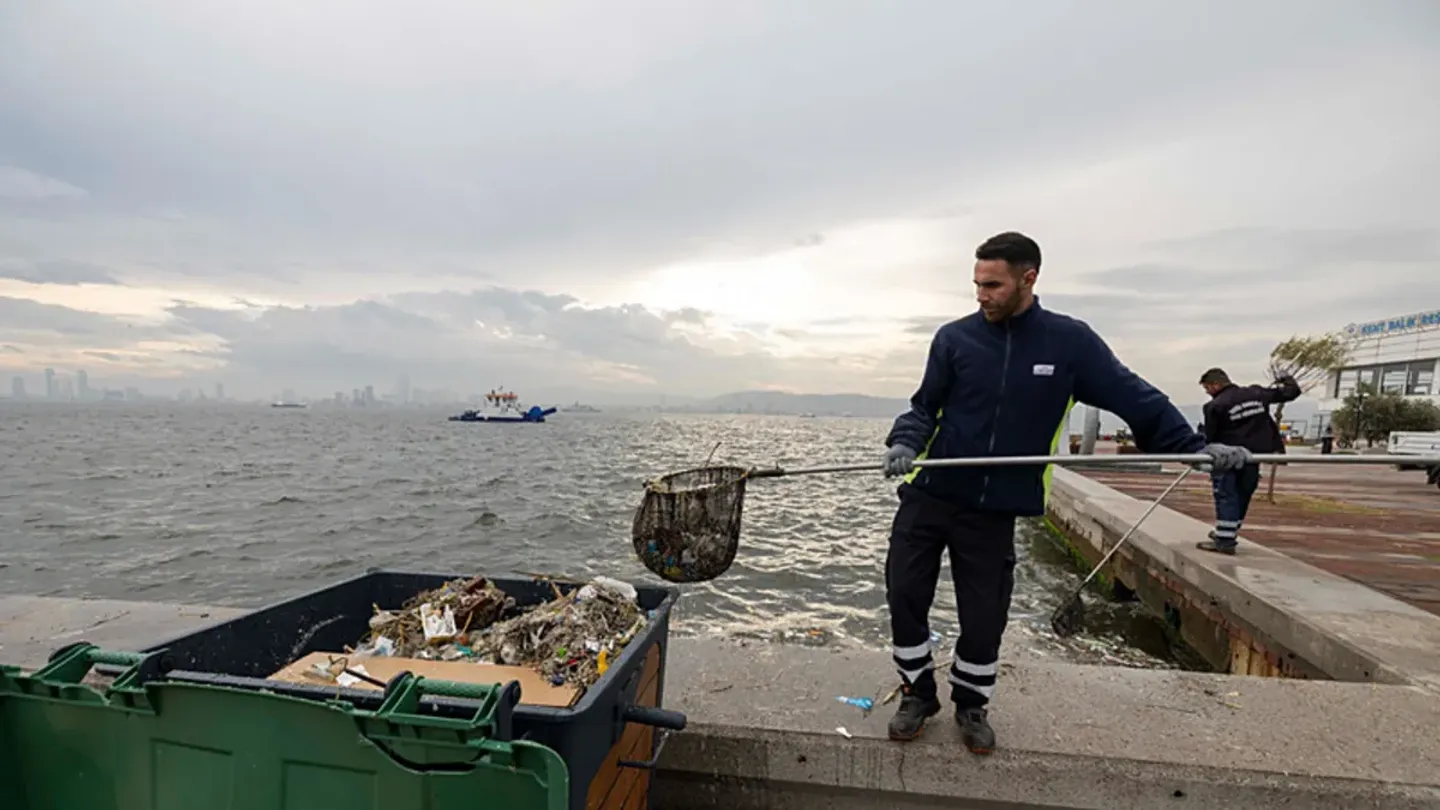 İzmir Körfezi’nden Yılda  bin 500 Ton Atık Çıkıyor! Yağmur Sonrası Temizlik Seferberliği