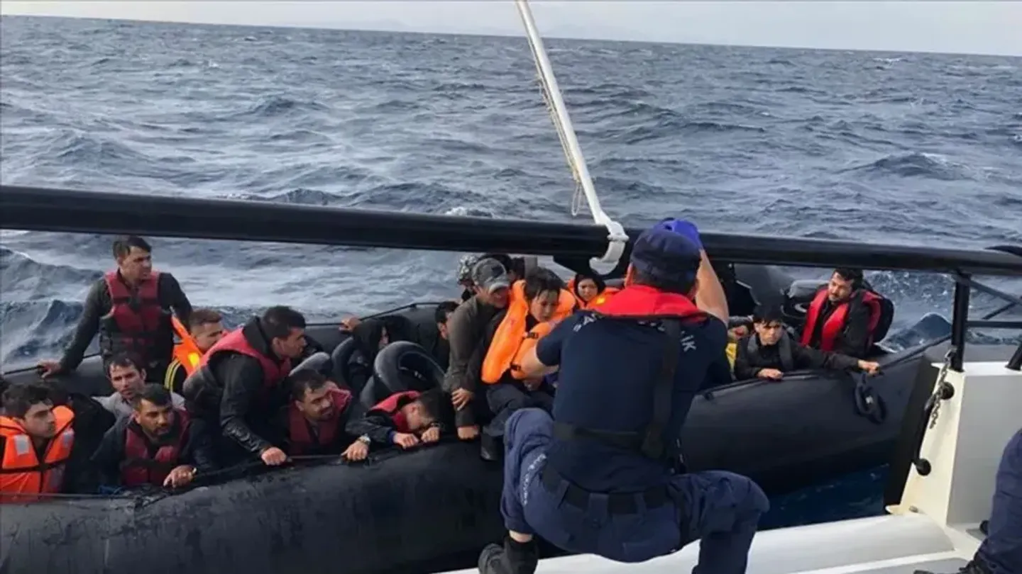 İzmir Açıklarında Göçmen Operasyonu! Lastik Botlardaki 73 Düzensiz Göçmen Yakalandı
