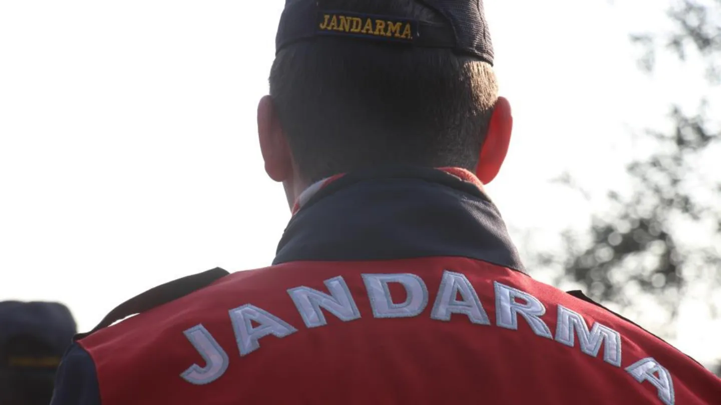 İzmir’de Firari FETÖ Hükümlüsüne Jandarma Operasyonu: 6 Yıl 3 Ay Hapis Cezası Vardı