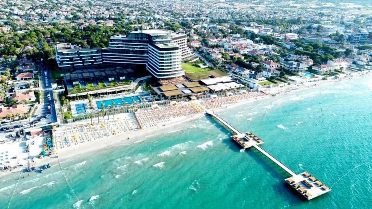 Çeşme'de Oteller Gerçekten Boş mu? Turizmcilerden 'Sessiz Sezon' İddialarına Çarpıcı Yanıt!