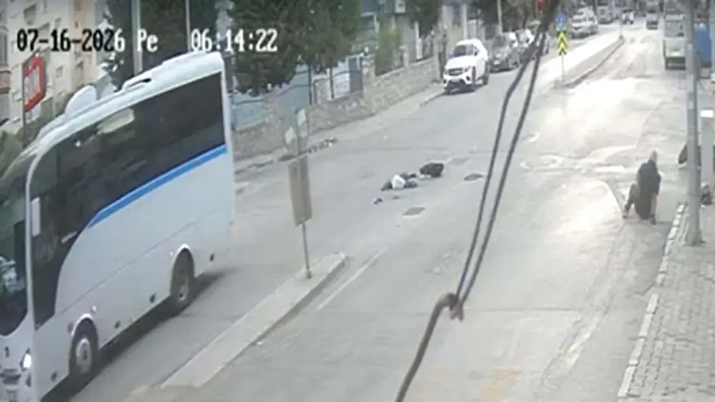 İzmir'de akılalmaz kaza! Hem çarptı hem de kaçtı: İşte o görüntüler...