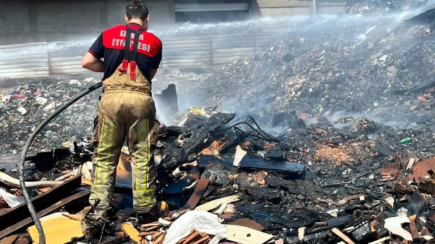 Buca’da Sanayi bölgesindeki çöplük yangını esnafı isyan ettirdi: Her gün yangın çıkıyor