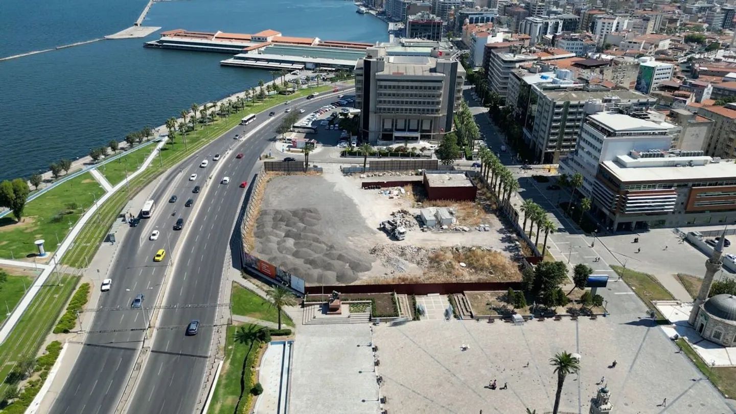 AK Partili Saygılı’dan Başkan Tugay’a hizmet binası eleştirisi: İzmir hâlâ yeni binayı bekliyor