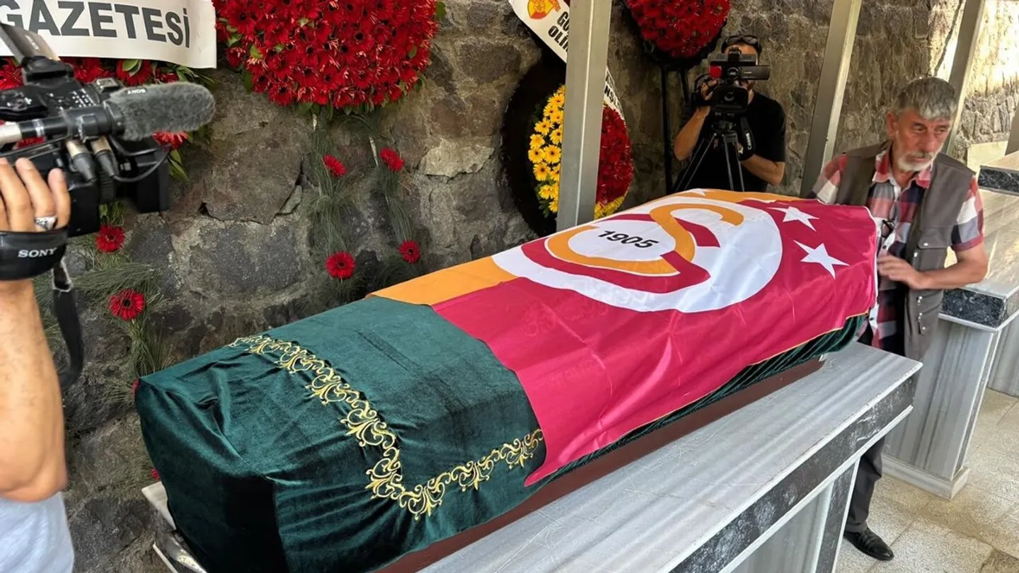 Aziz Üstel, İzmir'de düzenlenen törenle son yolculuğuna uğurlandı
