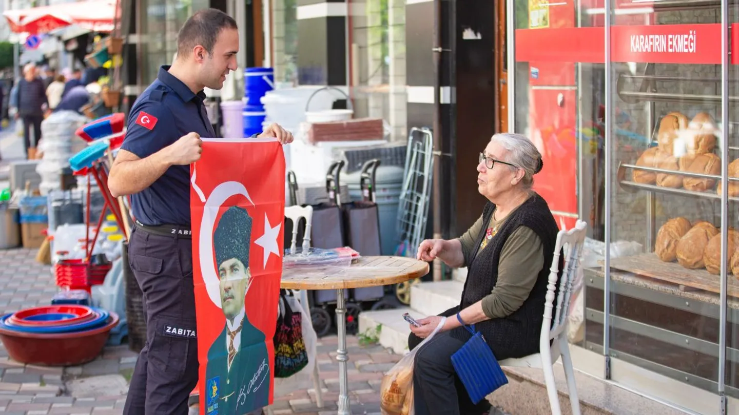Narlıdere’de Cumhuriyet Coşkusu Başladı! Esnafa Türk Bayrağı Dağıtıldı