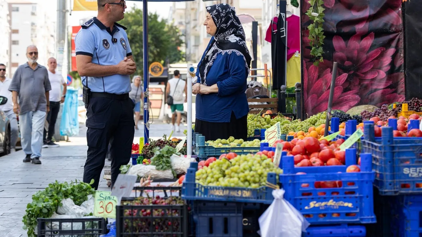 İzmir’de Kaldırım İşgaline Sıkı Denetim! Zabıta Sahaya İndi