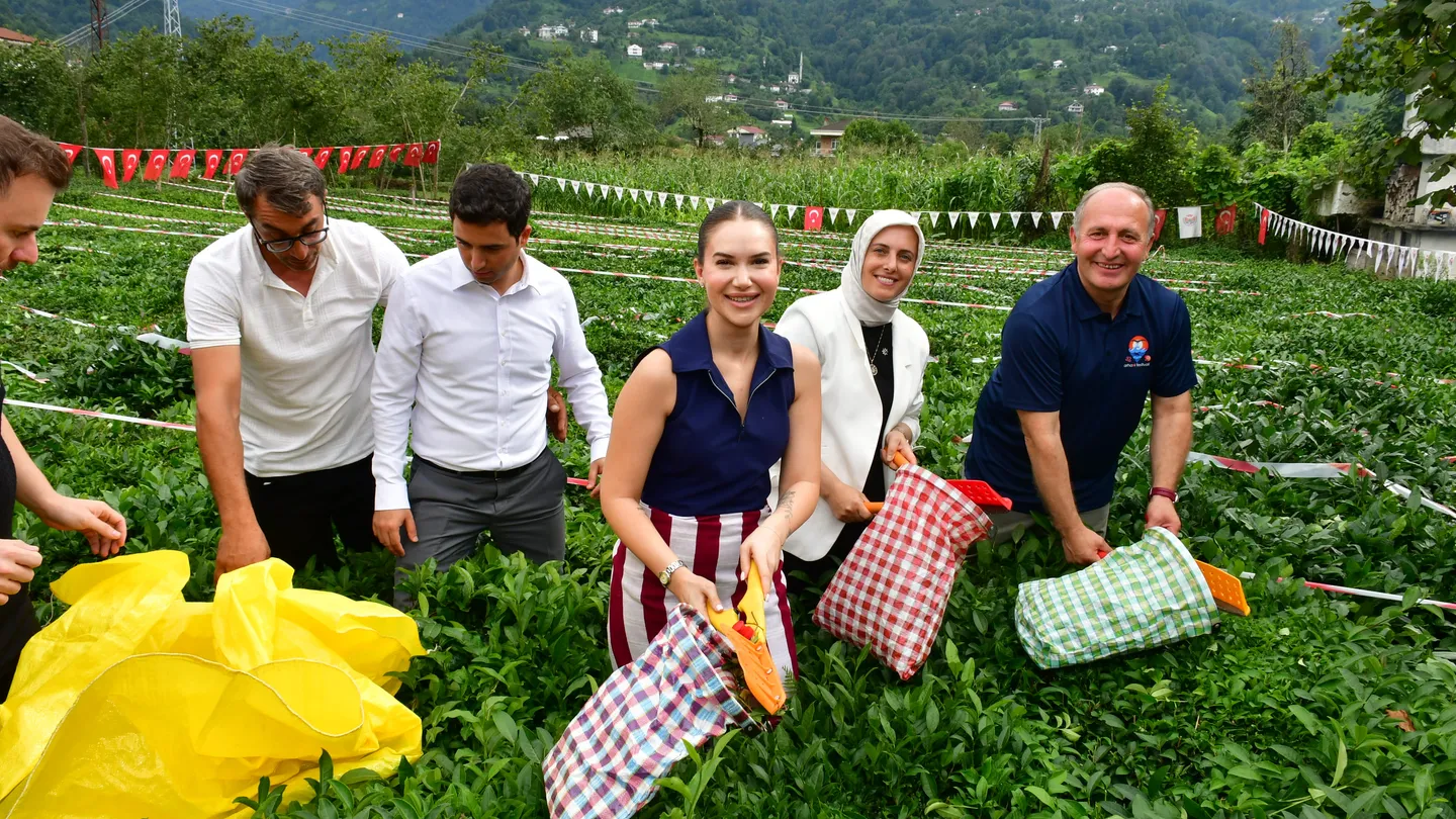 Ece Mumay’dan Arhavi’de Karadeniz Coşkusu: Çay Tarlasından Sahneye, Finalde Horon!