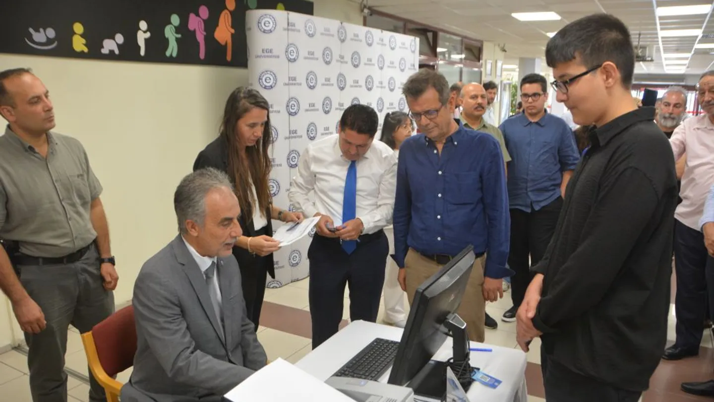 Ege Üniversitesi’nde kayıt heyecanı: Derece yapan öğrenciler ilk kartlarını Rektör Alcı’dan aldı
