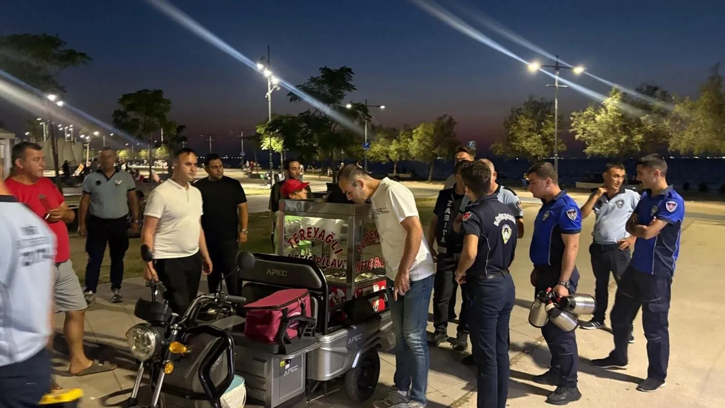 İzmir’de Karantina Parkı’nda seyyar satış denetimi: Yasal işlem uygulandı