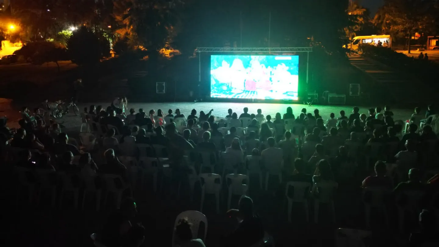 Çiğli’de Yaz Akşamları Nostalji Doluyor: Mahalle Sinema Günleri Başladı!