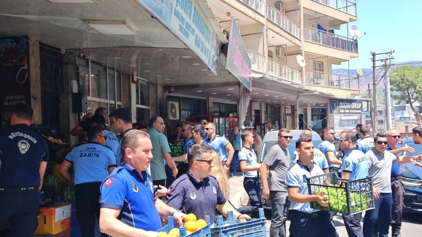 İzmir'de seyyar satıcılara denetim: Bayraklı'da 38 işletme ve satıcıya ait malzemeye el konuldu
