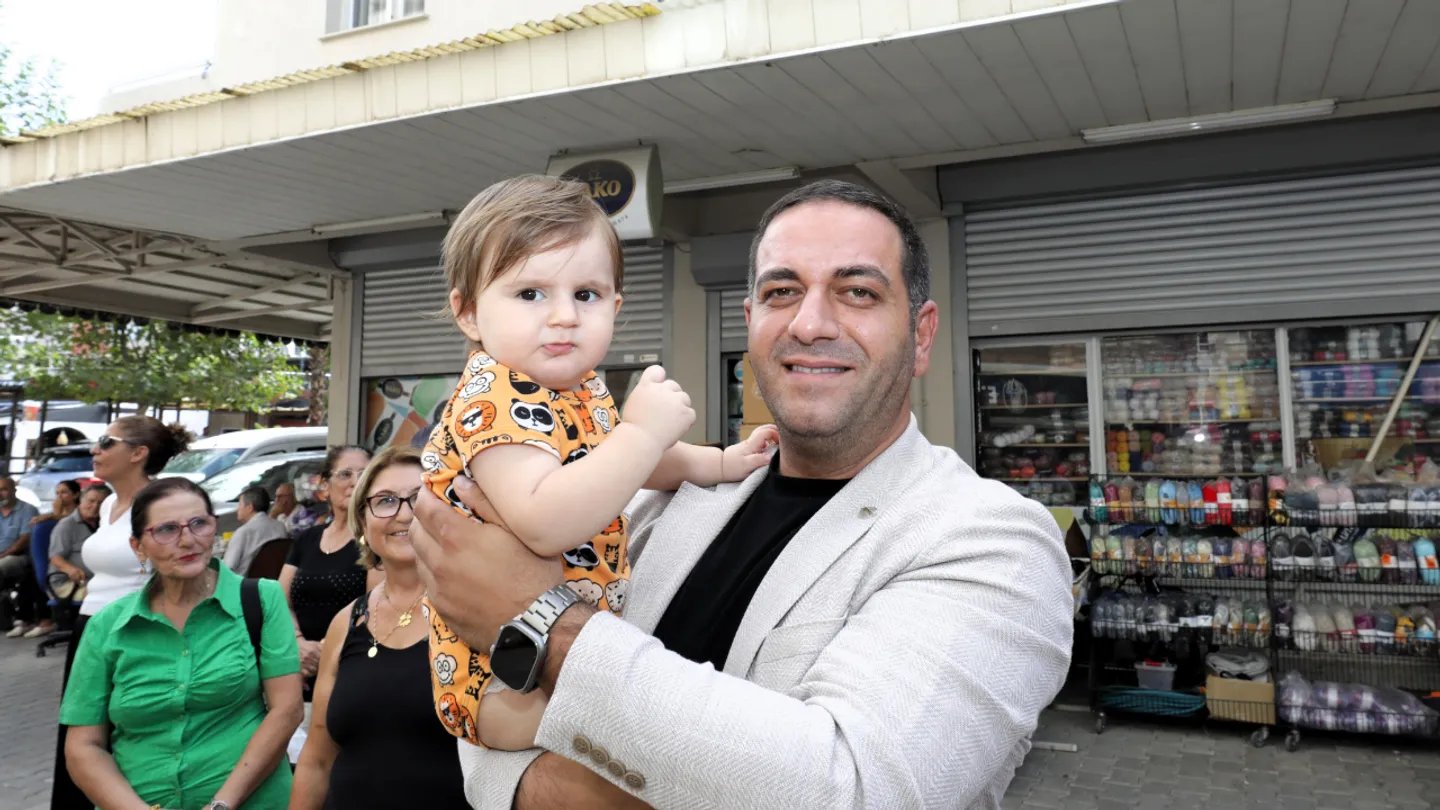 Narlıdere Belediyesi’nden yeni doğan bebeklere “Anne Bebek Çantası” desteği