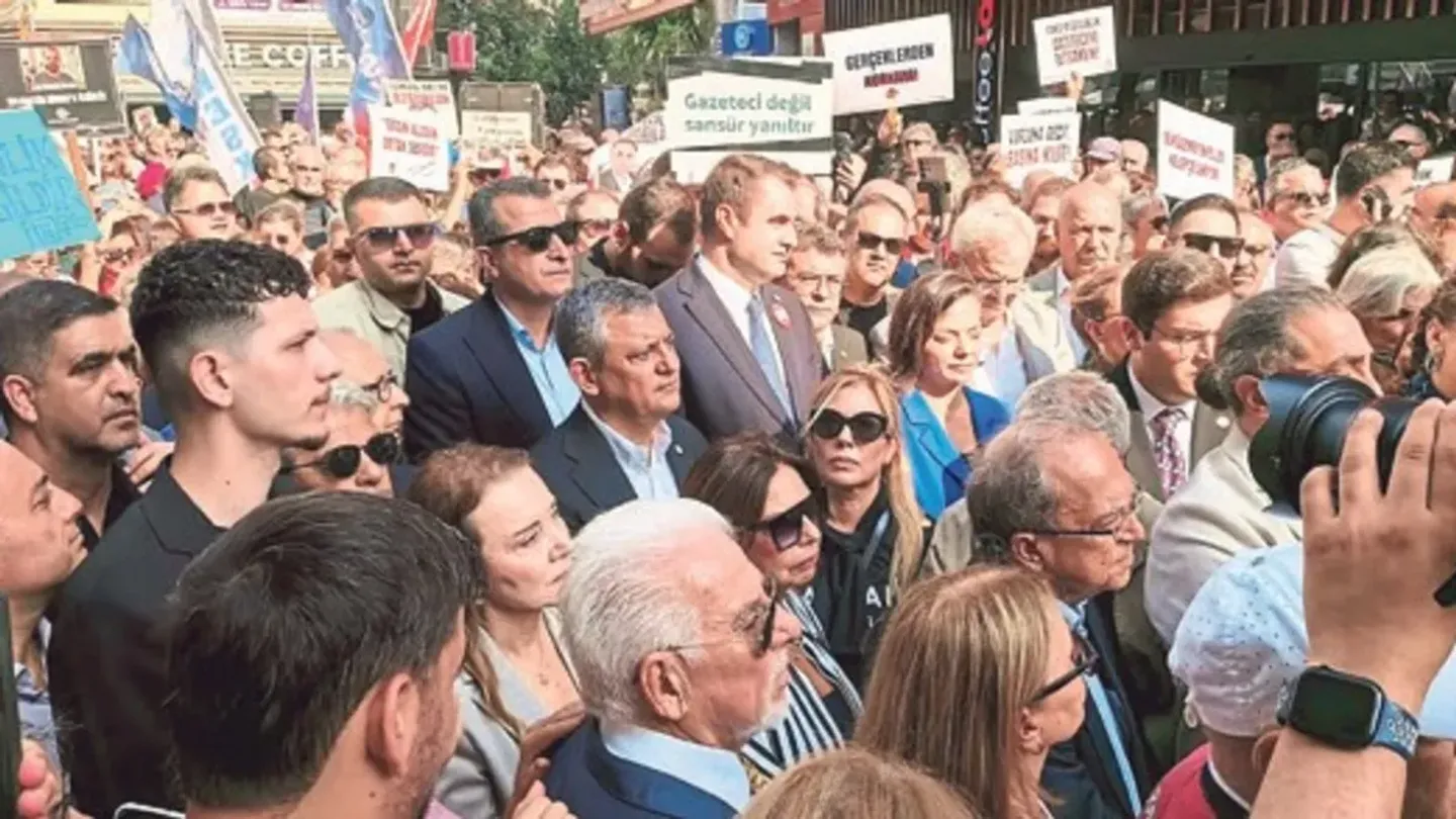 İzmir’de basın özgürlüğü eyleminde dikkat çeken görüntüler! Yeni Partililer gazetecilerle karşı karşıya geldi