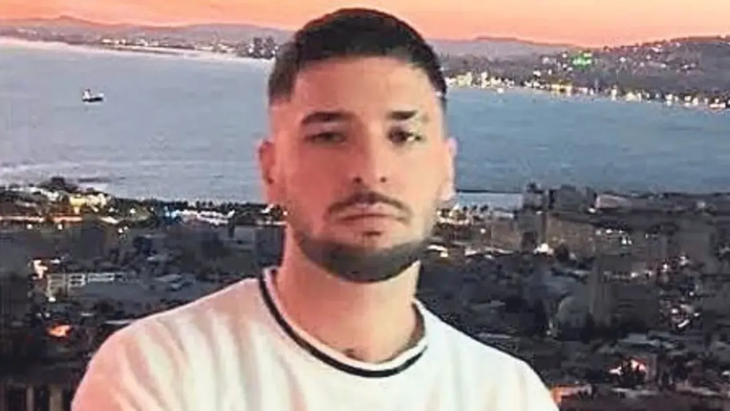 Sahne ışıkları altında gözaltı