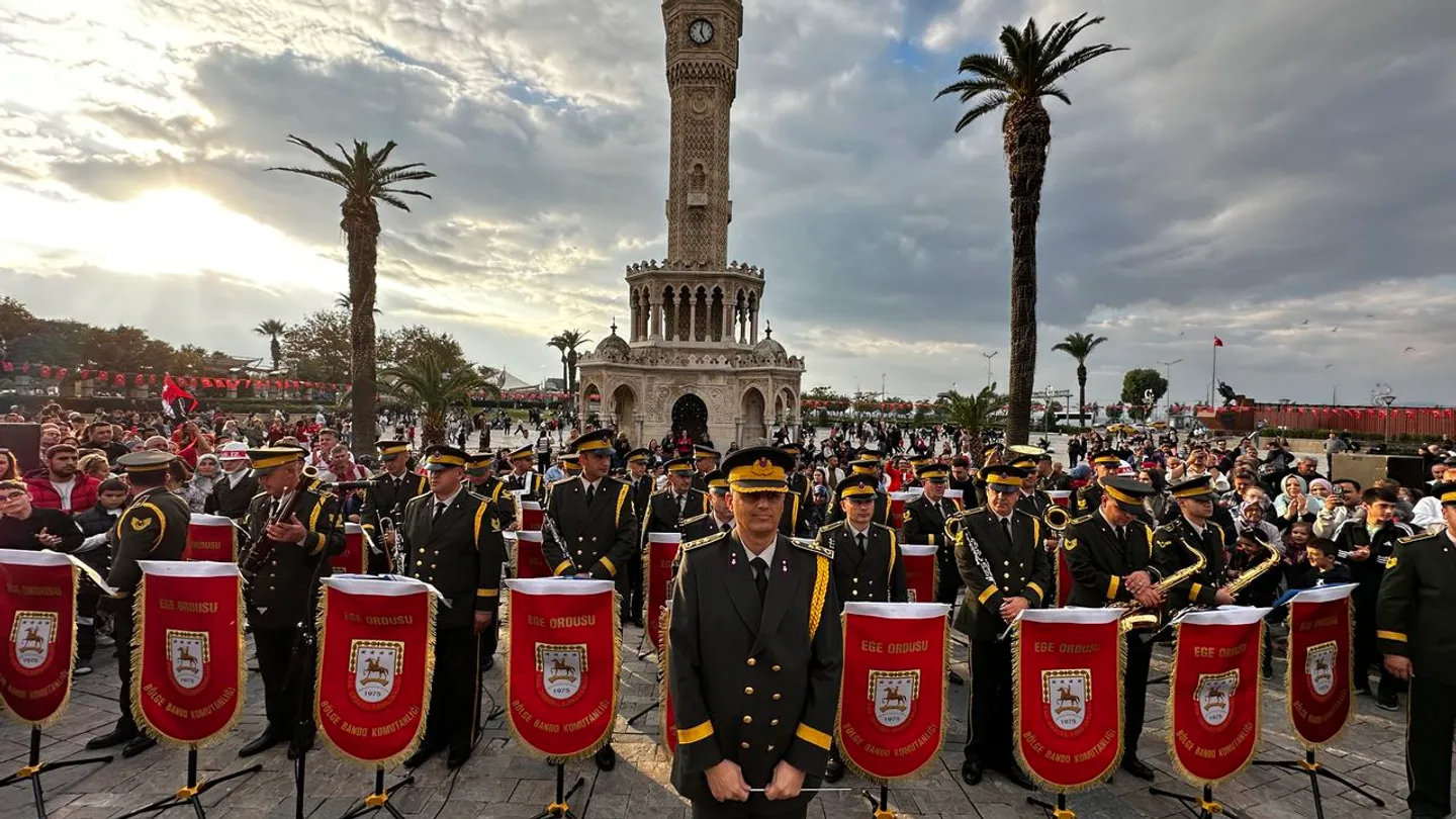 İzmir’de Cumhuriyet Coşkusu! Askeri Bando Konak’ta Büyüledi