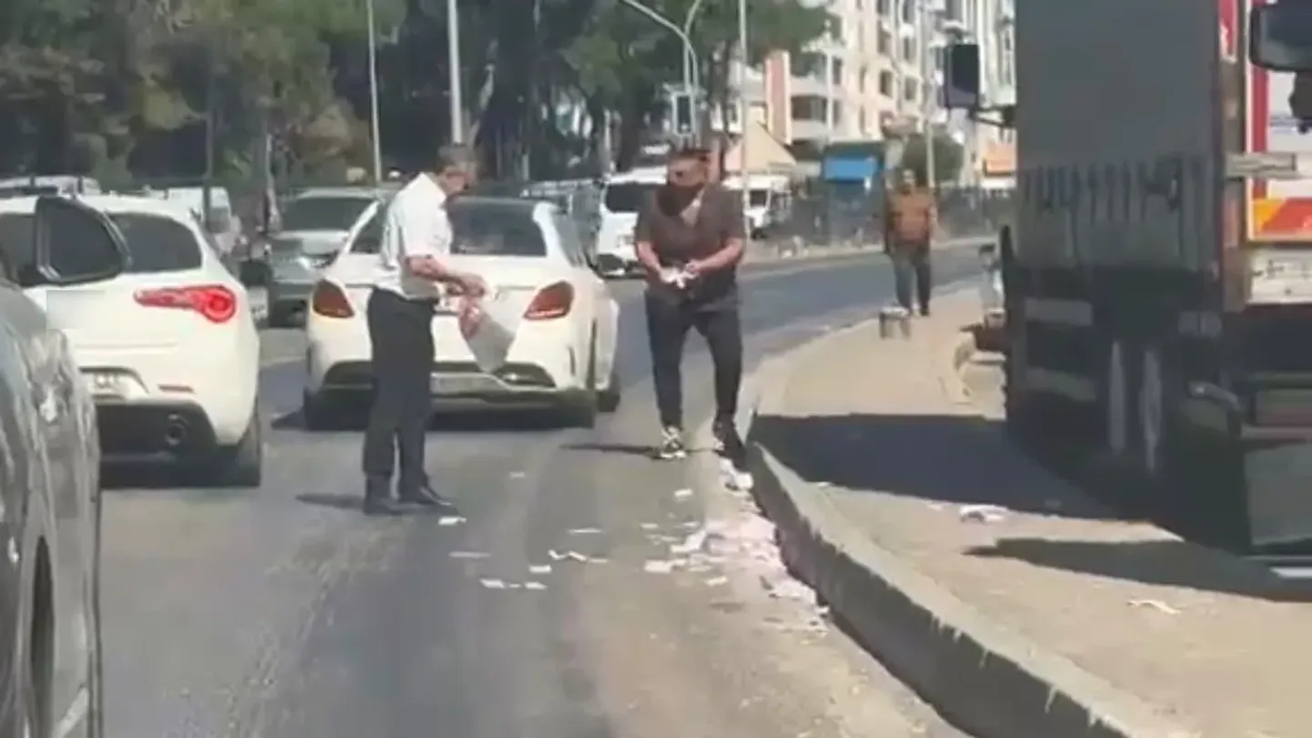 İzmir'de film gibi anlar: Destelerce para yola saçıldı