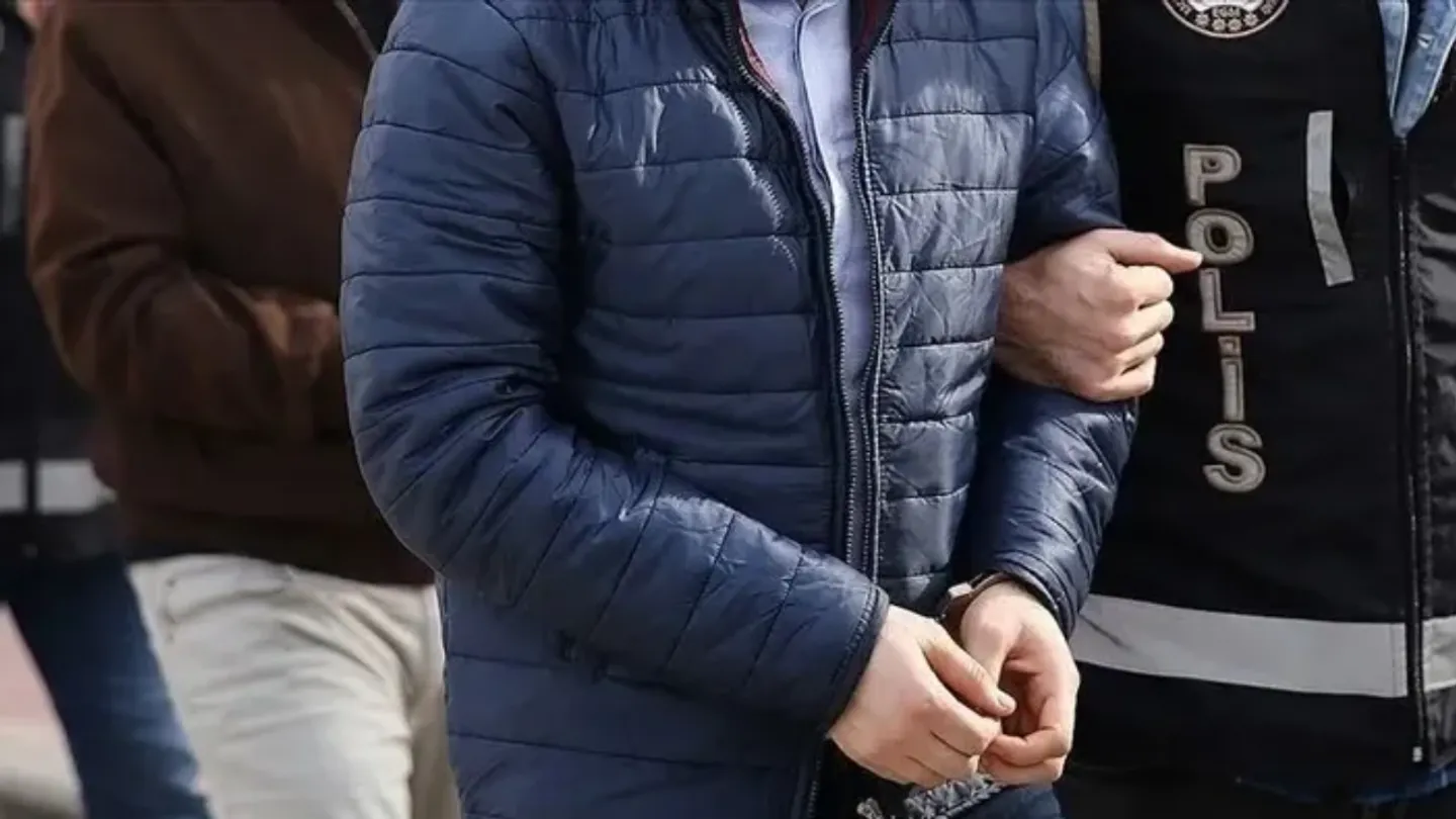 İzmir’de İncir Kutusundan 300 Bin TL Çıktı! Eğitim Müfettişi Tutuklandı