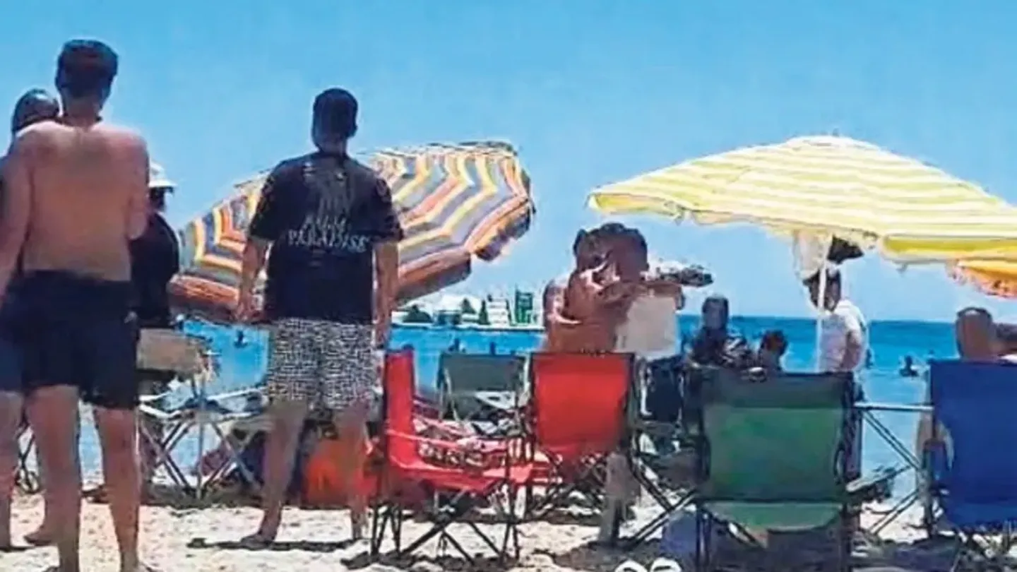 Çeşme’de “Şemsiyeni açamazsın” kavgası