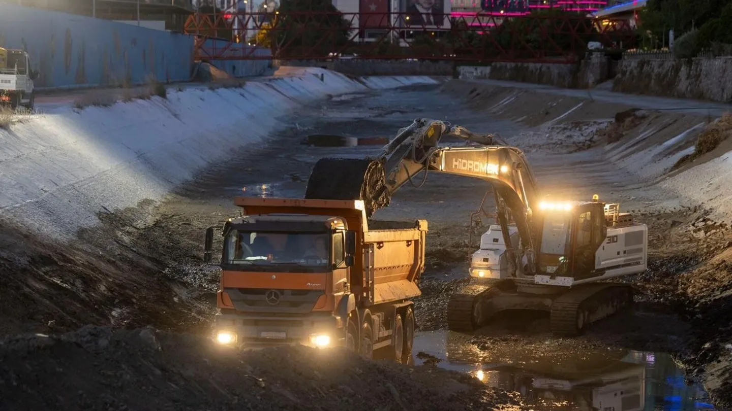 İZSU'dan Körfez için dere temizliği: Manda Çayı'nda 7/24 çalışma başladı