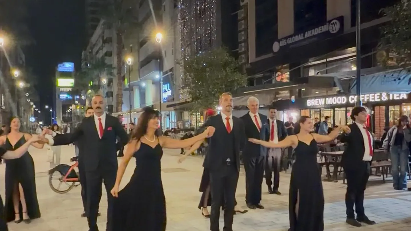 Alsancak sokaklarında Cumhuriyet valsi! İzmir’de renkli görüntüler