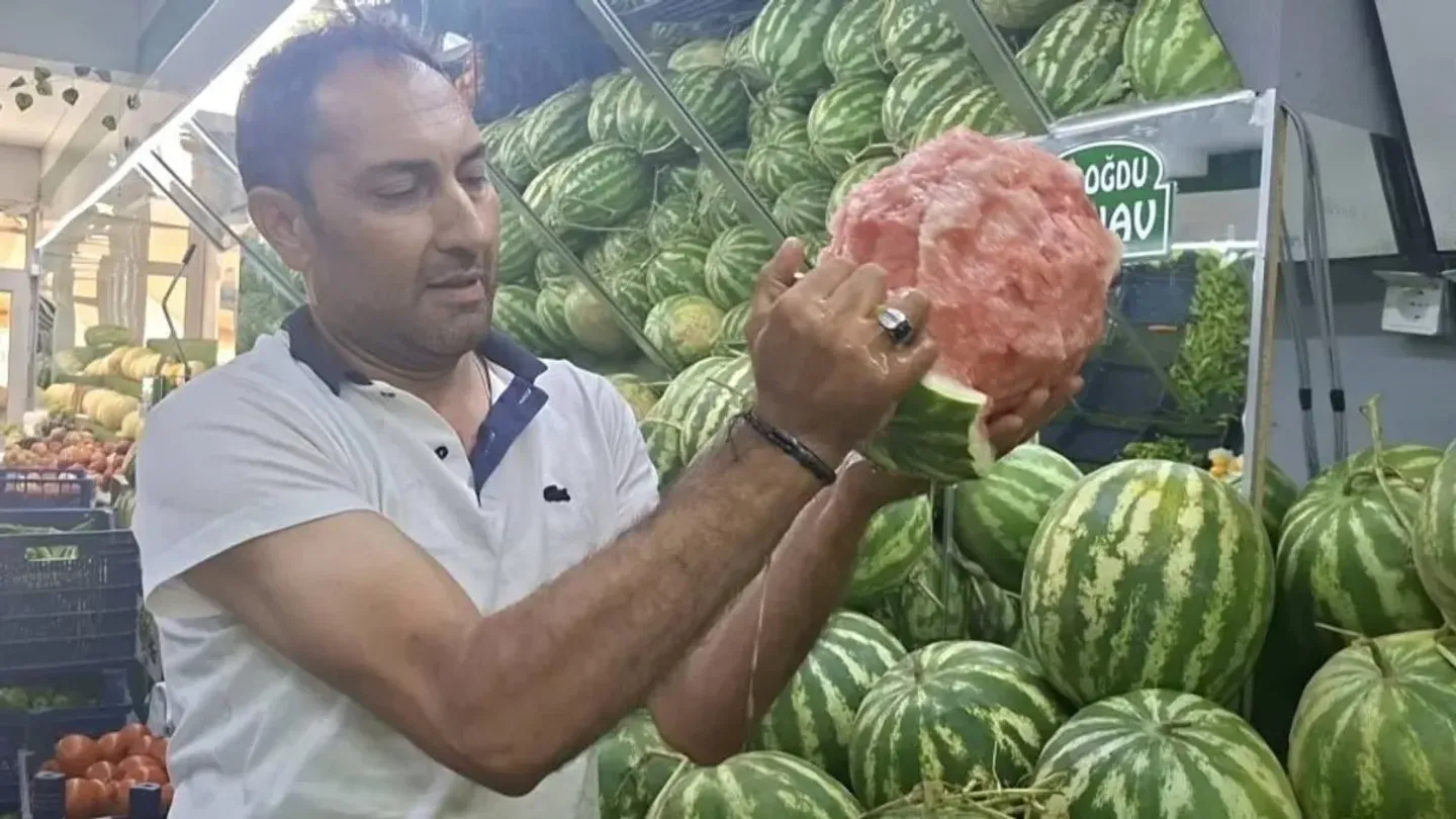 İzmir'den getirdiği karpuzu eliyle soydu! Görenler şaşkınlığını gizleyemedi