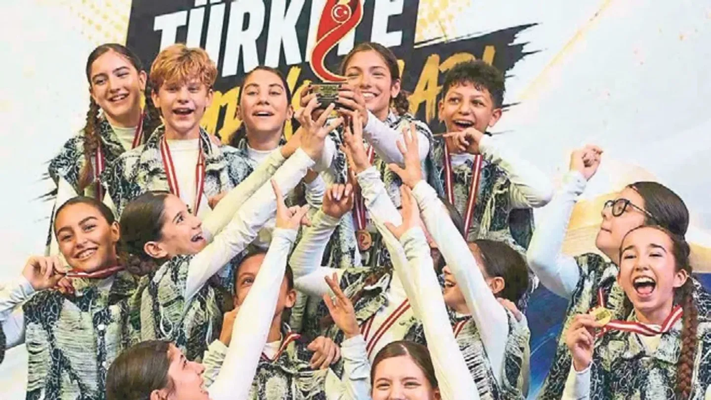 Hip Hop Şampiyonası’nda almadık kupa bırakmadılar