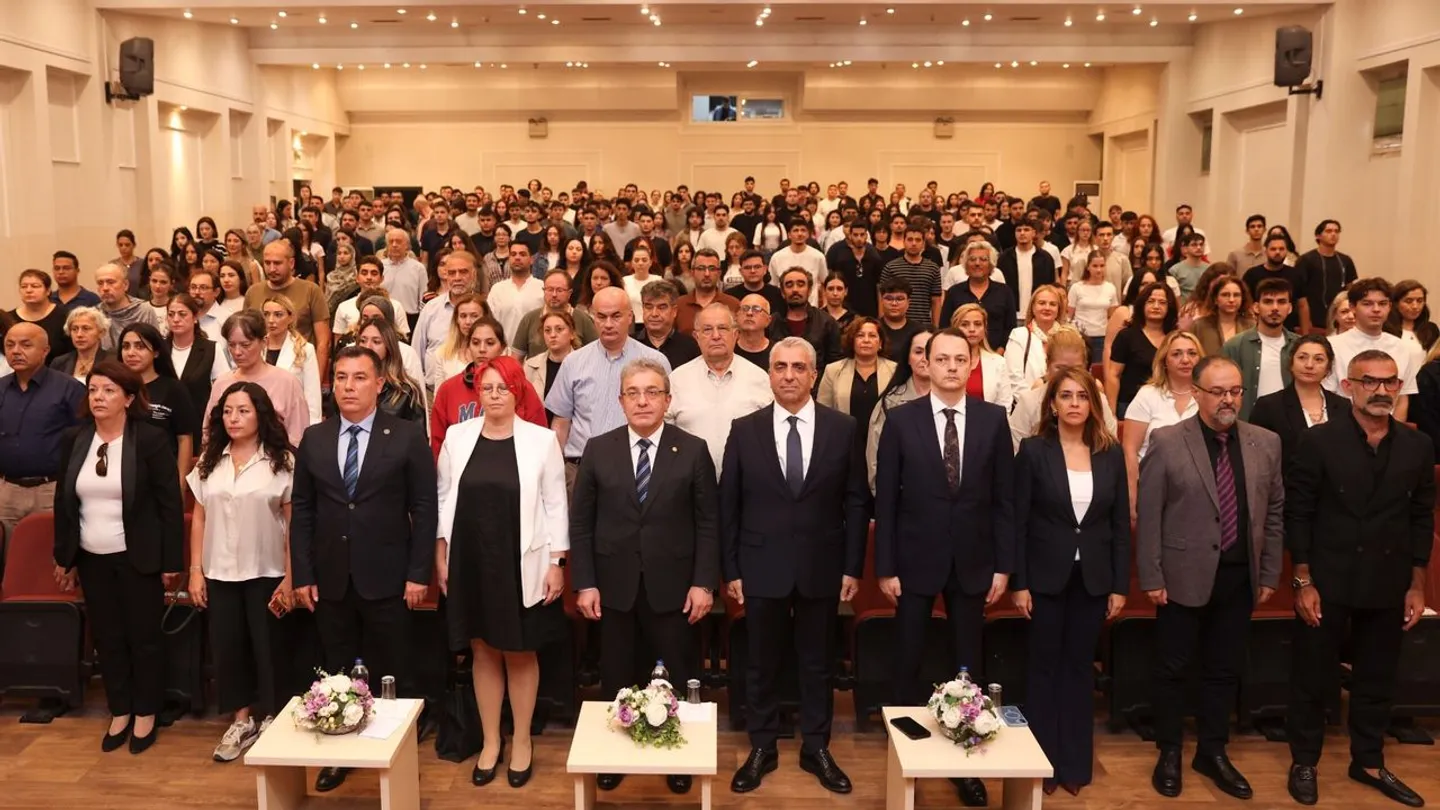 DEÜ’de yeni akademik yıl başladı: Öğrenciler ilk ders heyecanını yaşadı