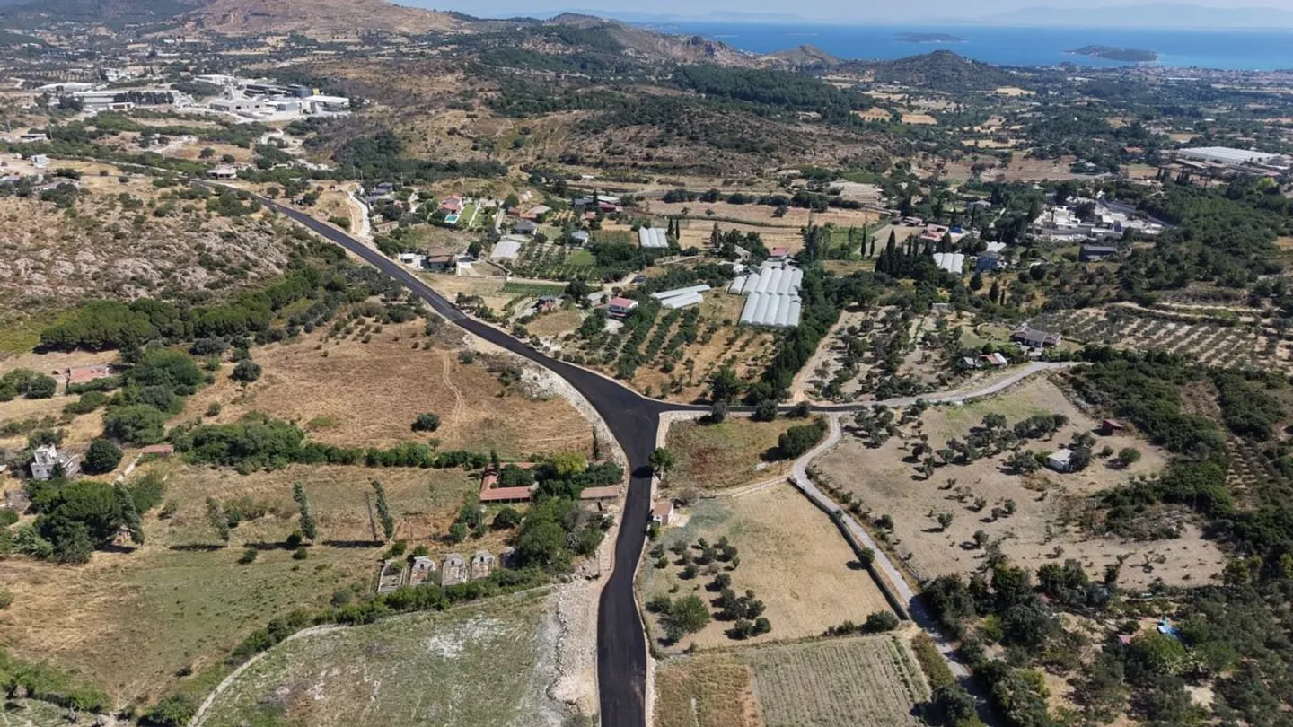 Urla’da öz kaynaklarla hizmet atağı: Yol ve üstyapı çalışmaları hız kesmeden sürüyor