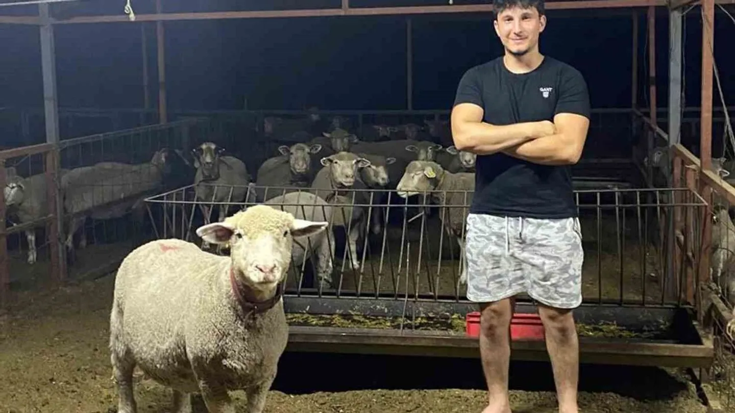 Koyun yetiştiriyor, dünya sahnelerinde dans ediyor! Üniversiteli Can Fırat’ın sıra dışı başarı hikayesi