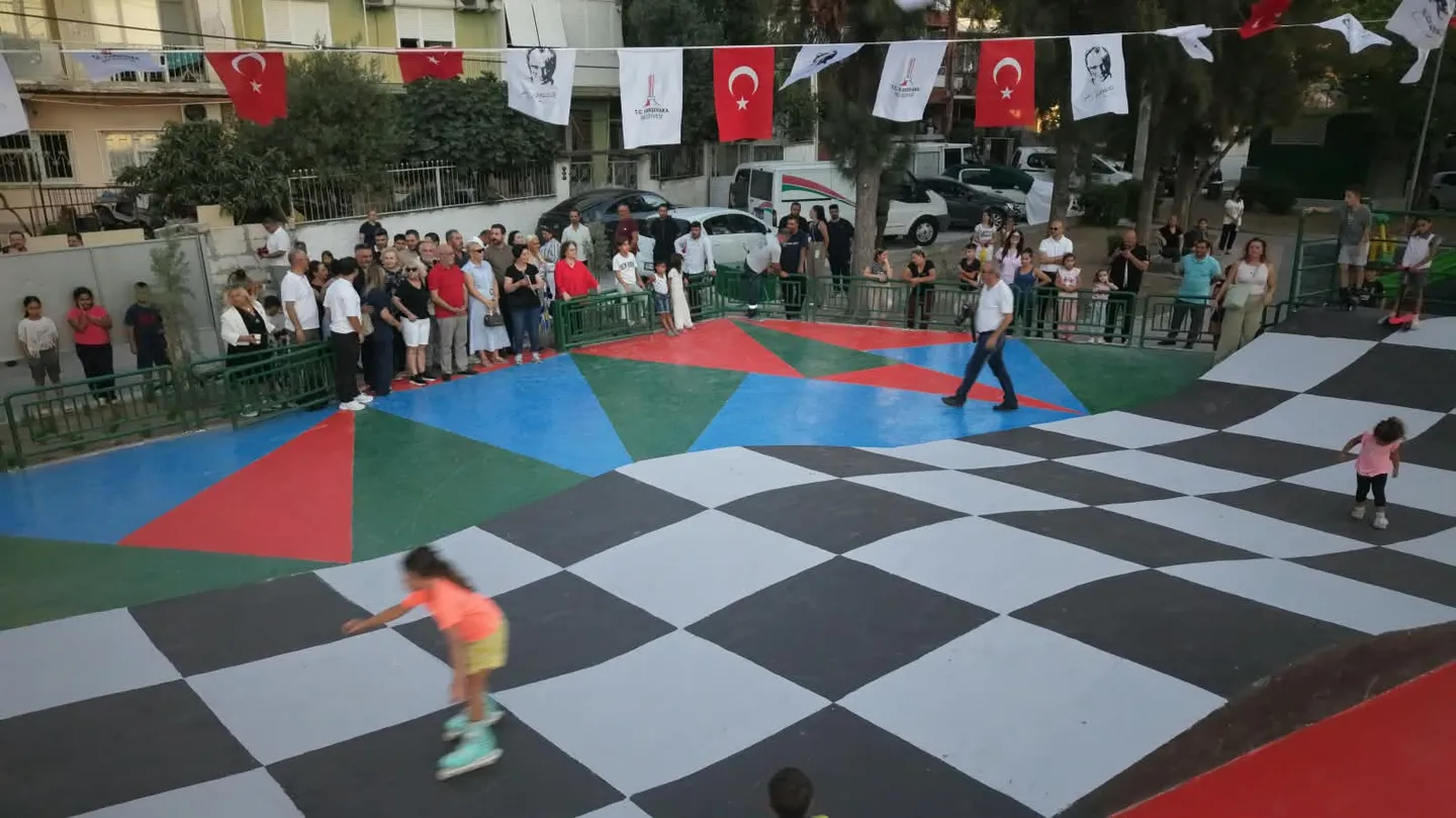 Karşıyaka’da çocukların hayali gerçek oldu: Kaykay pisti hizmete açıldı