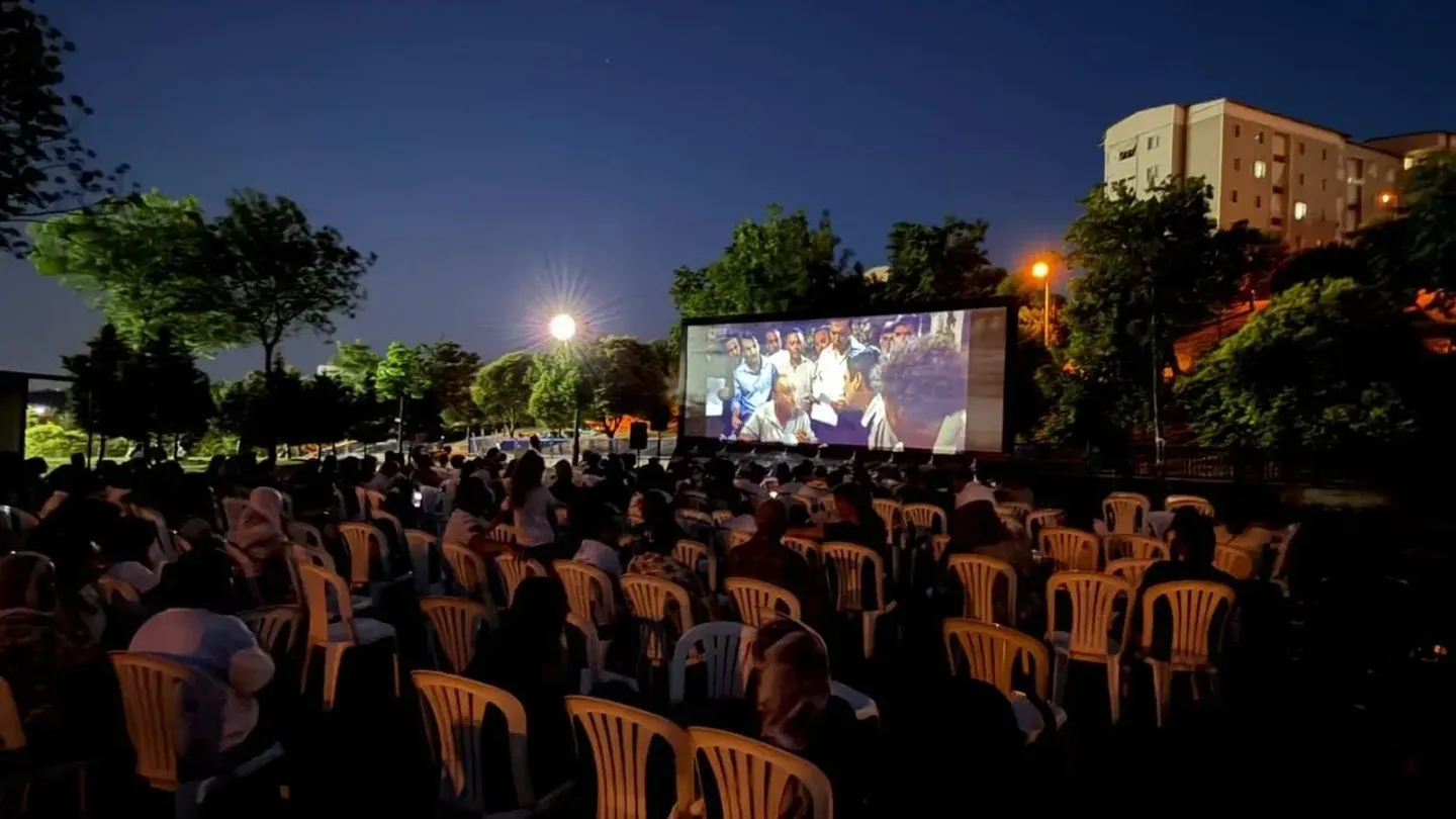 İzmir'de yaz akşamları sinemayla buluşuyor! Gezici Açıkhava Film Günleri ilçelere yayılıyor