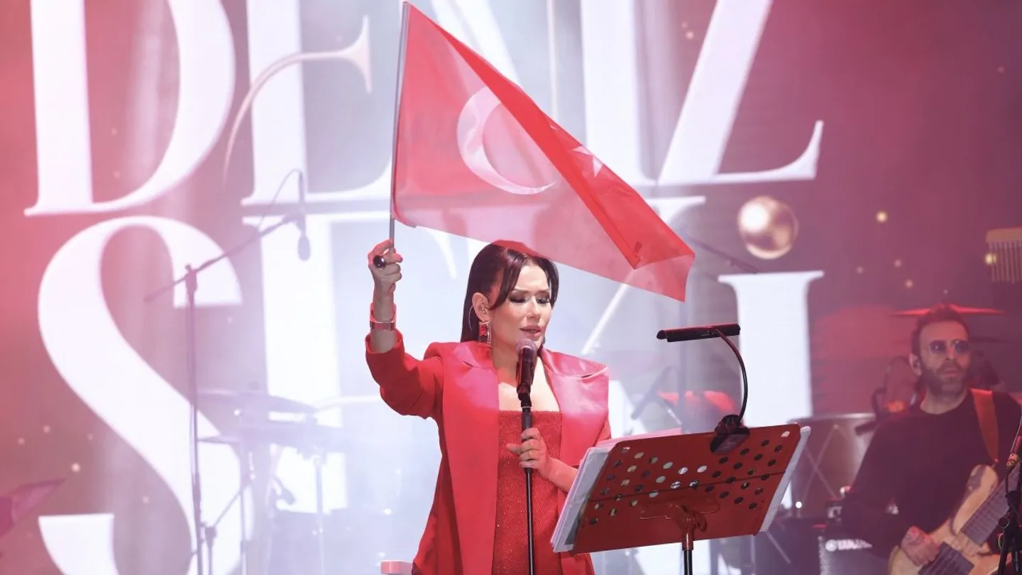 Ömerli’de Cumhuriyet coşkusu Deniz Seki şarkılarıyla yaşandı!