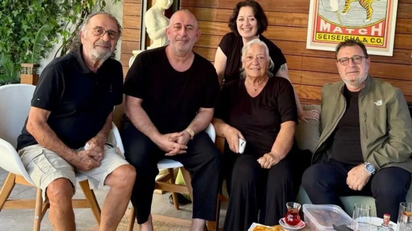 Cem Yılmaz Hastaneden Taburcu Oldu! Ailesiyle İlk Fotoğrafını Paylaştı