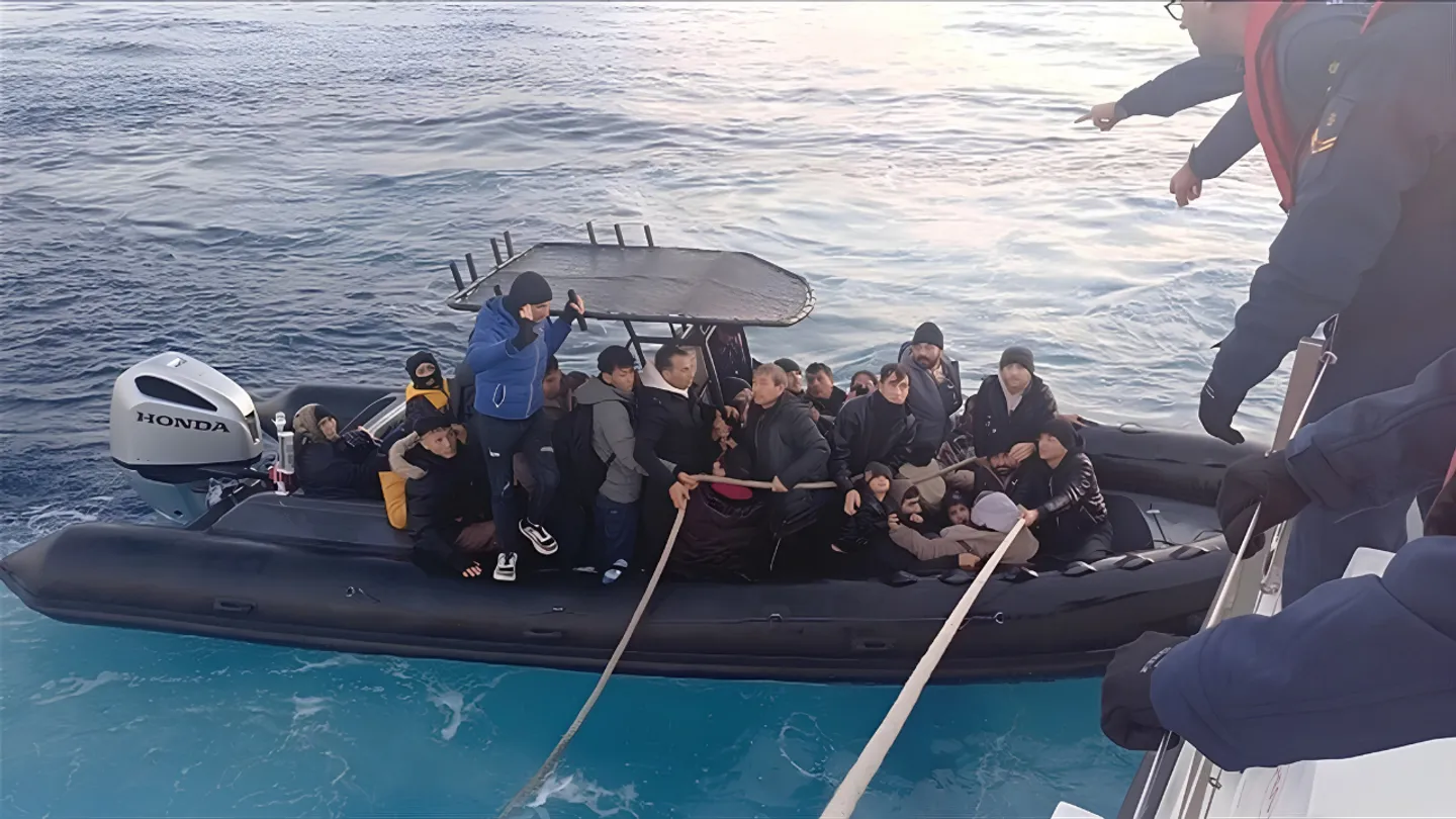 İzmir’de Göçmen Alarmı: Seferihisar ve Urla’da Peş Peşe Operasyon! 100 Kişi Yakalandı