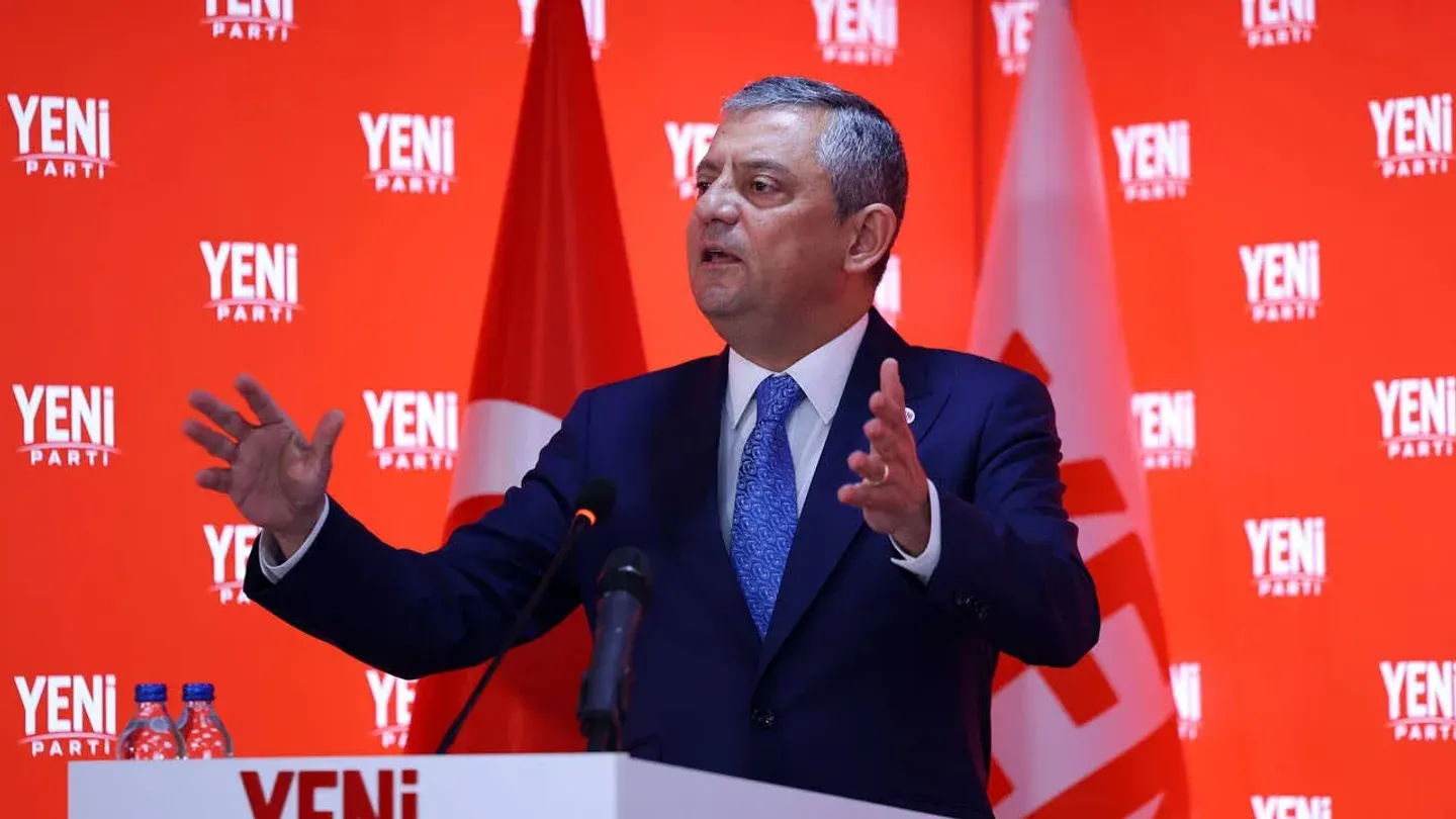 Özgür Özel’den İzmir’de emekli mesajı: “Gözlerindeki öfkeyi görüyorum”
