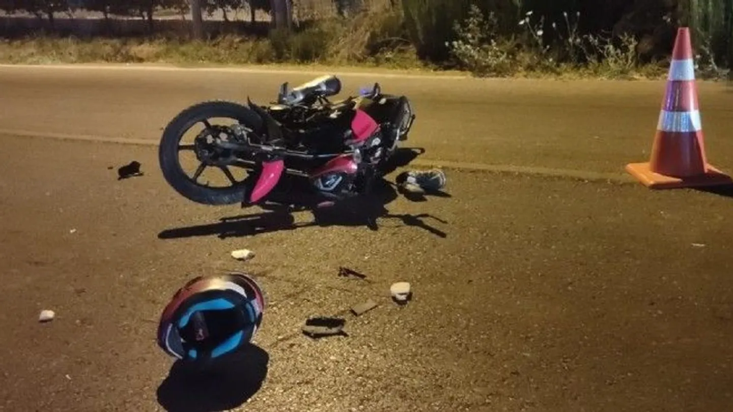 Ödemiş’te Feci Kaza! Motosiklet Traktörle Çarpışıp Durağa Savruldu
