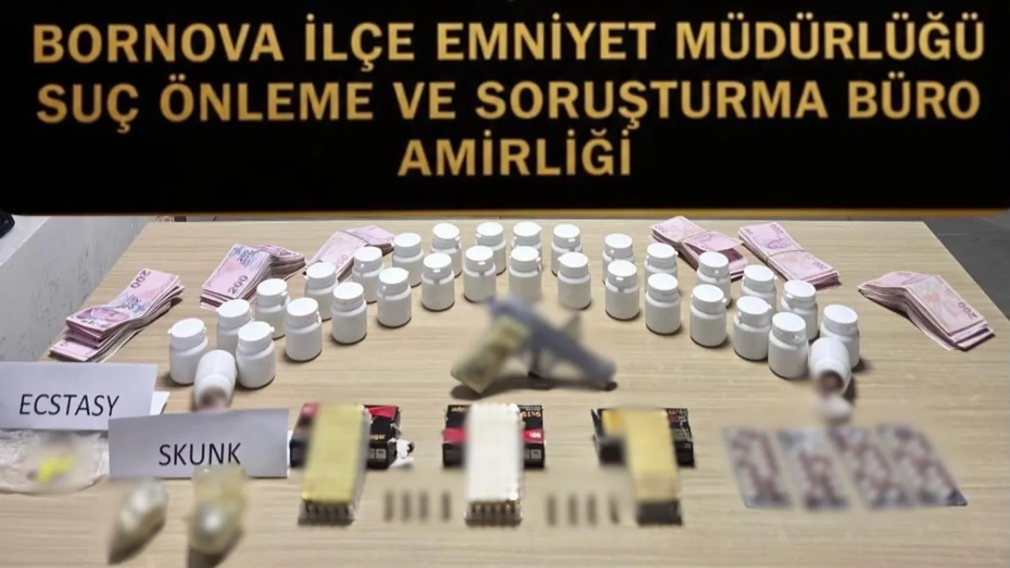 Bornova’da zehir tacirlerine darbe: Binlerce hap ve 113 bin TL ele geçirildi