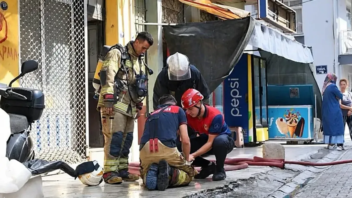 Bayraklı’da apartman yangını: Biri çocuk 2 kişi hastaneye kaldırıldı
