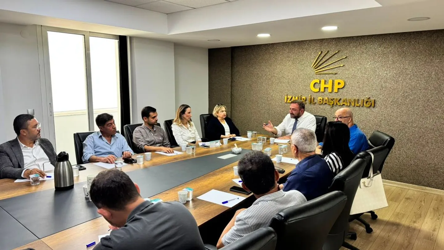 CHP İzmir’de yeni dönem başladı: Utku Gümrükçü başkanlığındaki yönetim ilk toplantısını yaptı
