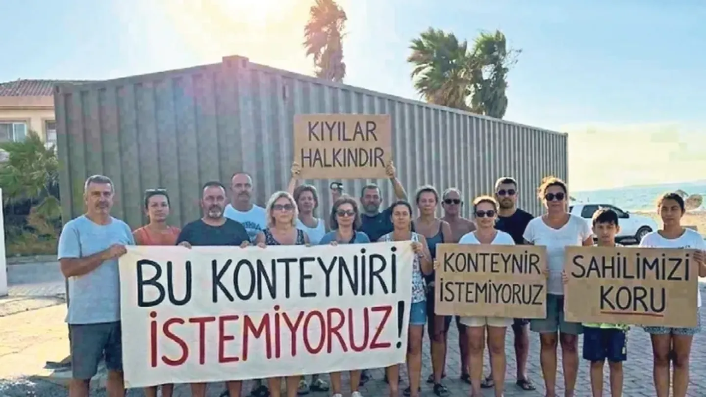 Urla’da Sahilde Konteyner Tepkisi: “Sahilimizi Koruyun”