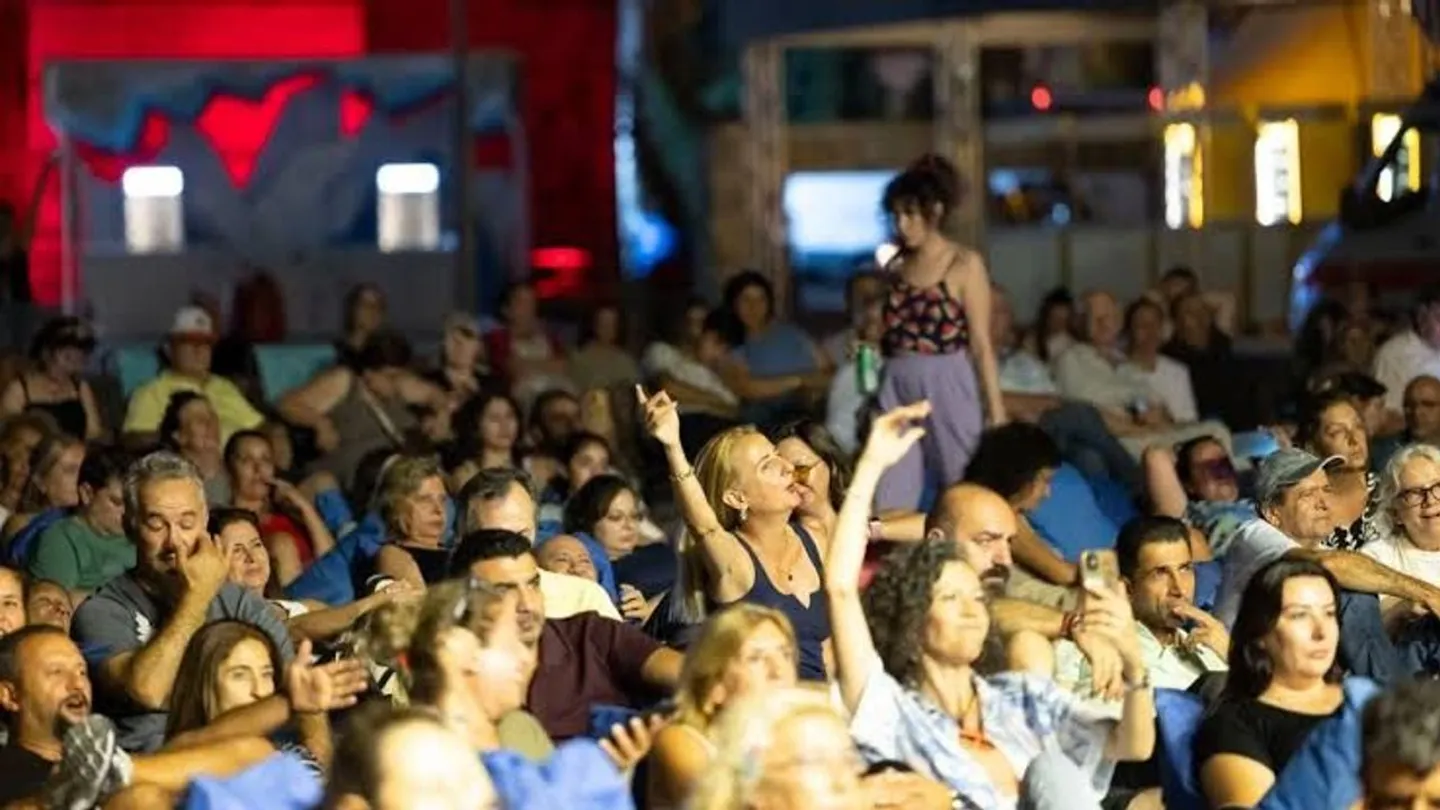 Bayraklı Sahili’nde Yaz Akşamları Müzikle Şenlenecek: Çim Konserleri Başlıyor